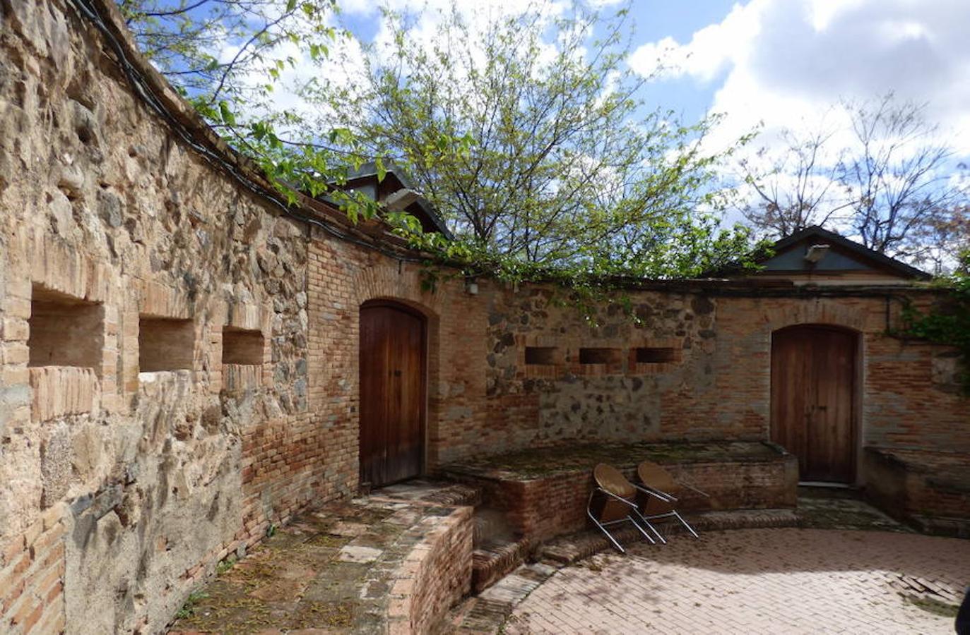 Interior del castillete con las entradas a dos baluartes. En los muros, aspilleras y el adarve para los fusileros. 