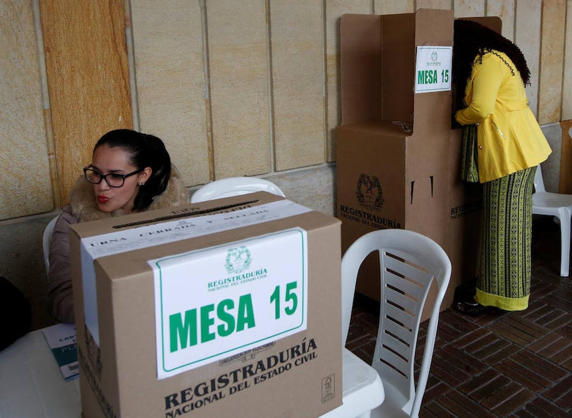 Mesa electoral para una jornada histórica. 