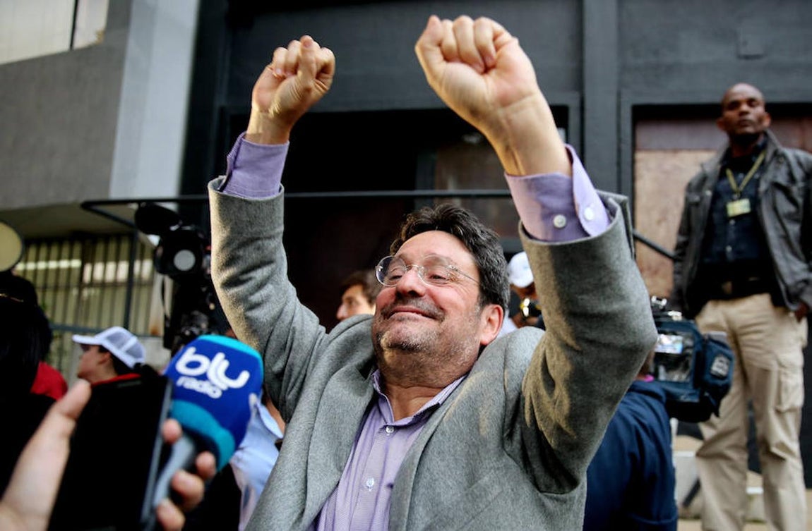 El exvicepresidente, Francisco Santos, celebra el «no». 