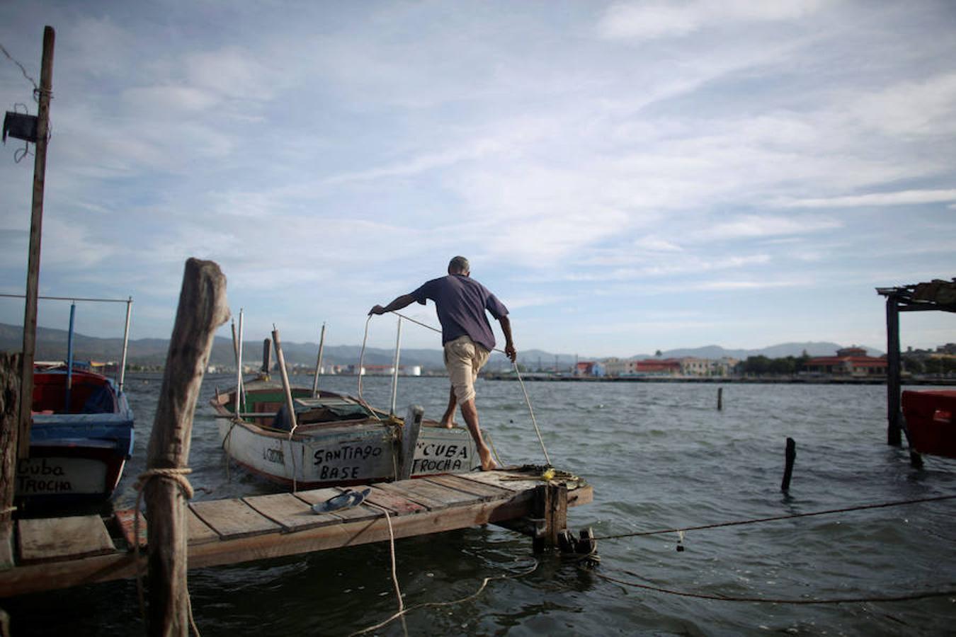 Un pescador salta a su barco en Santiago de Cuba, antes de que el Huracán Matthew alcance el país. 