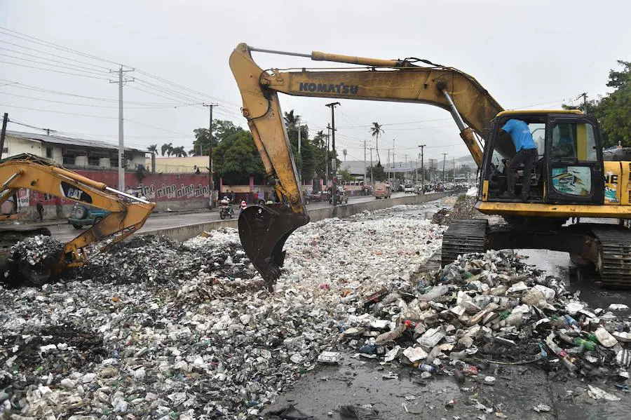Una excavadora recoge basura en el canal de Portail Leogane, Puerto Príncipe