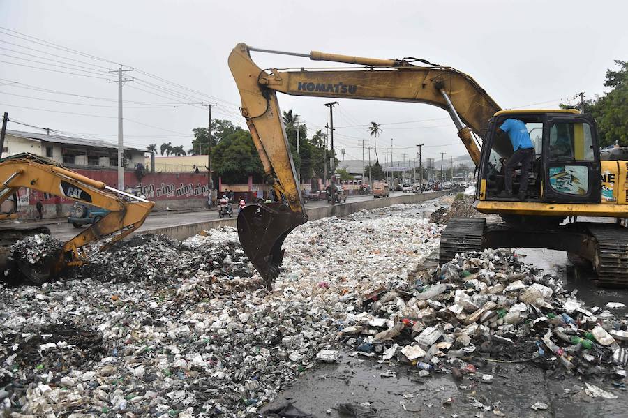 Una excavadora recoge basura en el canal de Portail Leogane, Puerto Príncipe. 