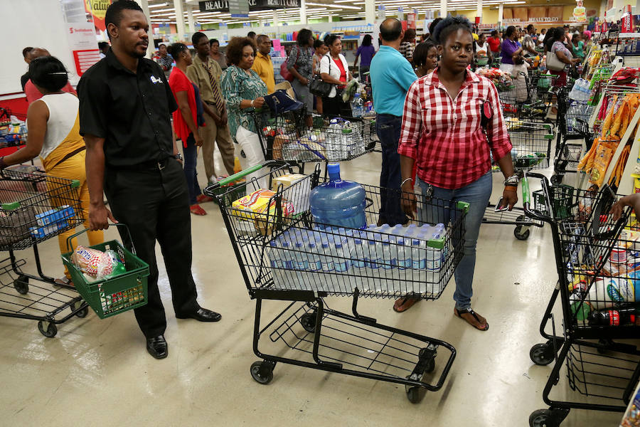 Jamaicanos apuraban este sábado hasta el último minuto en la cola de un supermercado, antes de la llegada del Huracán Matthew a la isla. 