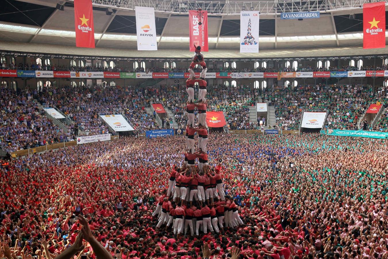 En busca del cielo. Quatre de Deu amb Folre i Manilles, construcción de diez pisos con cuatro castellers por nivel apoyados por una triple base a cargo de la Colla Vella de los Xiquets de Valls, durante el XXV concurso de castells de Tarragona, en el Tarraco Arena Plaza.