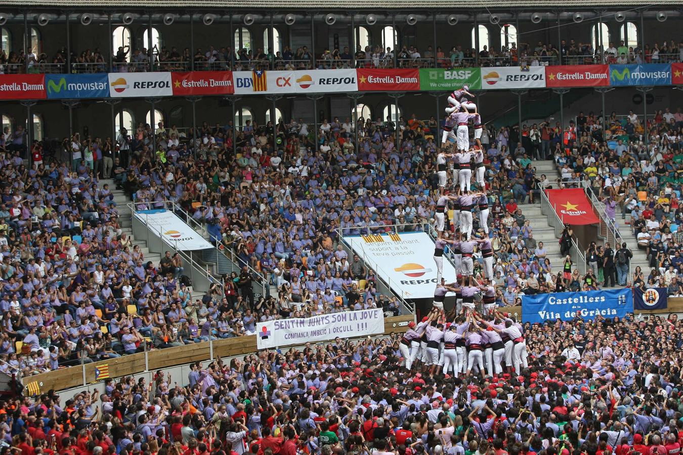 Esfuerzo y equilibrio. Cinc de Nou amb Folre, construcción de nueve pisos con cinco castellers por nivel apoyados por una doble base a cargo de la colle Jove de los Xiquets de Tarragona, durante el XXV concurso de castells de Tarragona, en el Tarraco Arena Plaza