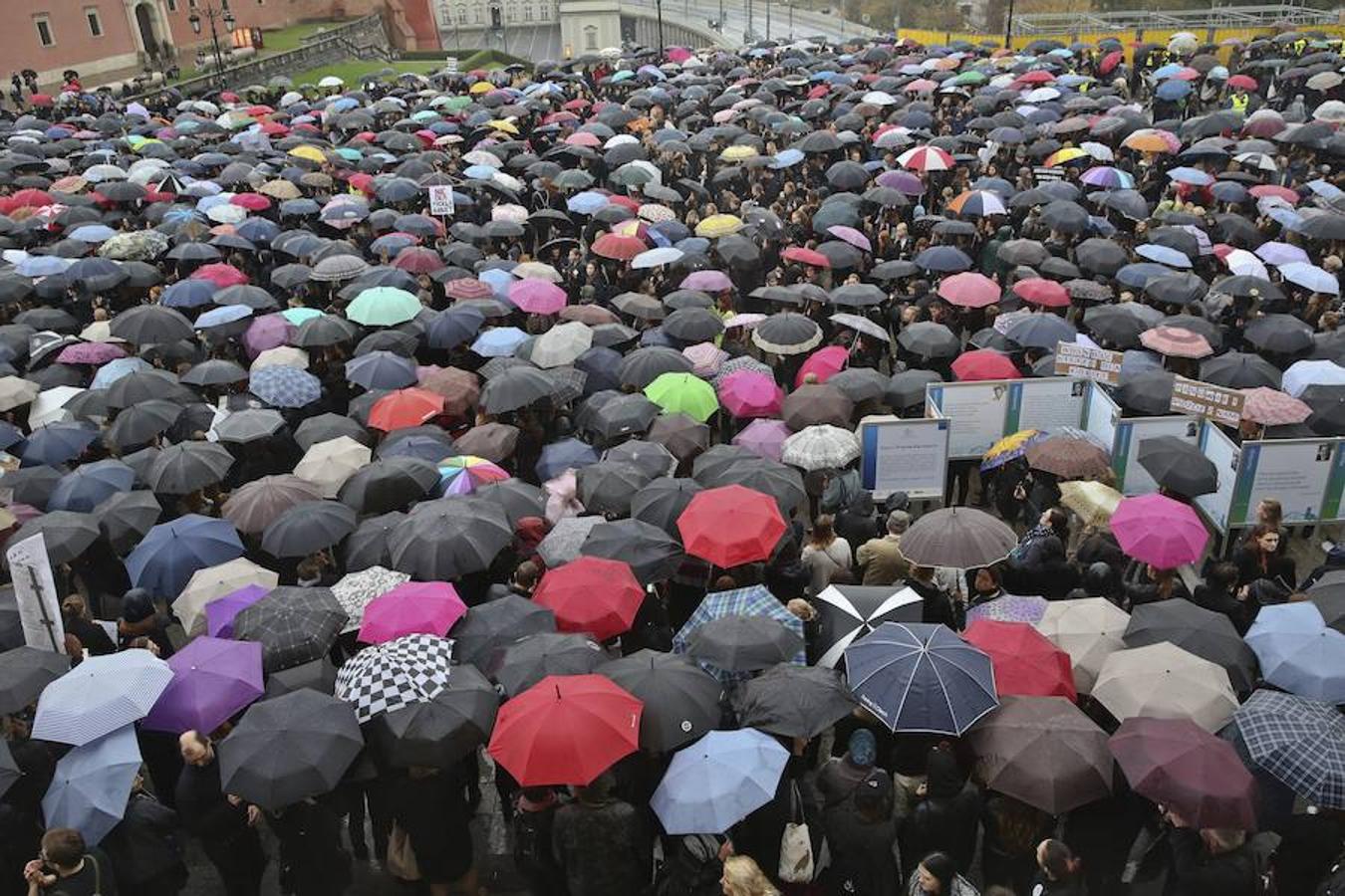 Unas 17.000 personas participaron en la manifestación por el centro de Varsovia, calcula la Policía.