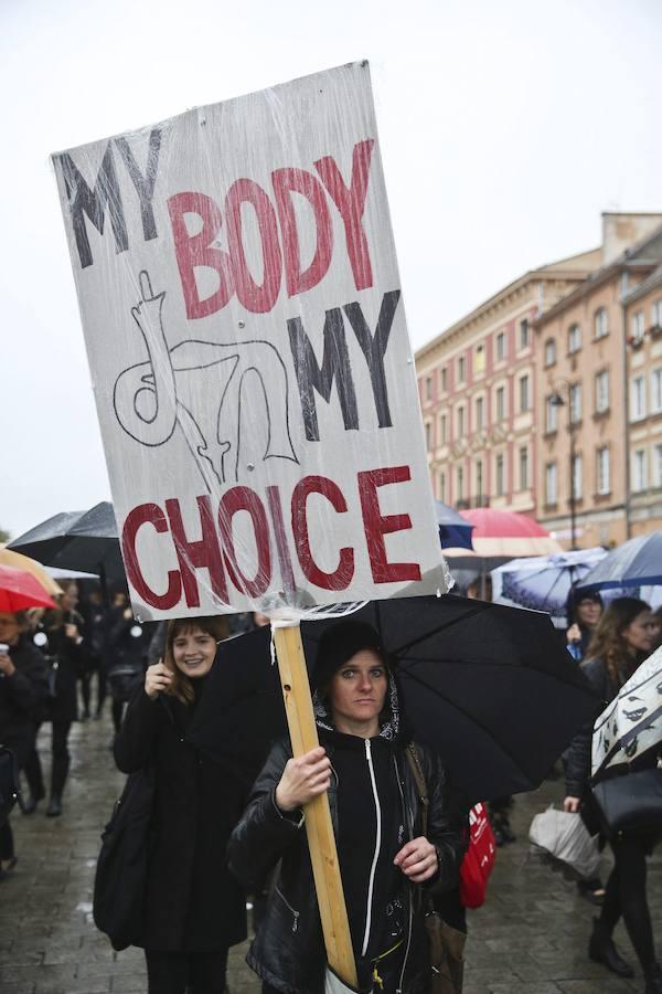 «¡Paremos a los fanáticos!», «¡Queremos médicos, no misioneros!» o «Mi cuerpo, mi elección», fueron algunos de los lemas que corearon las manifestantes.. Efe