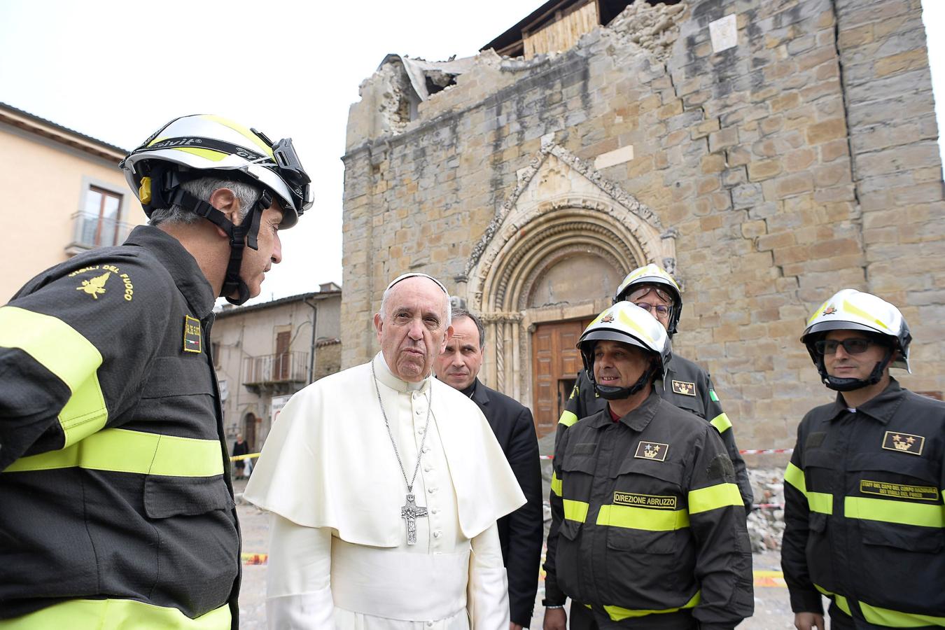 En imágenes: La visita sorpresa del Papa Francisco a Amatrice