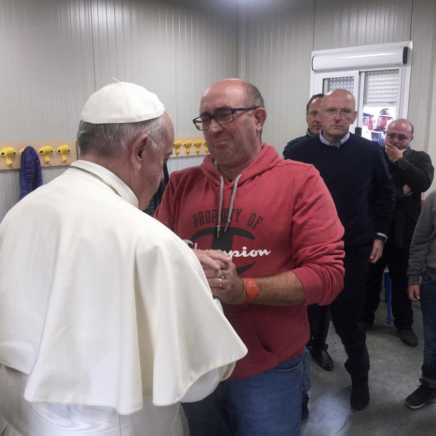 En imágenes: La visita sorpresa del Papa Francisco a Amatrice