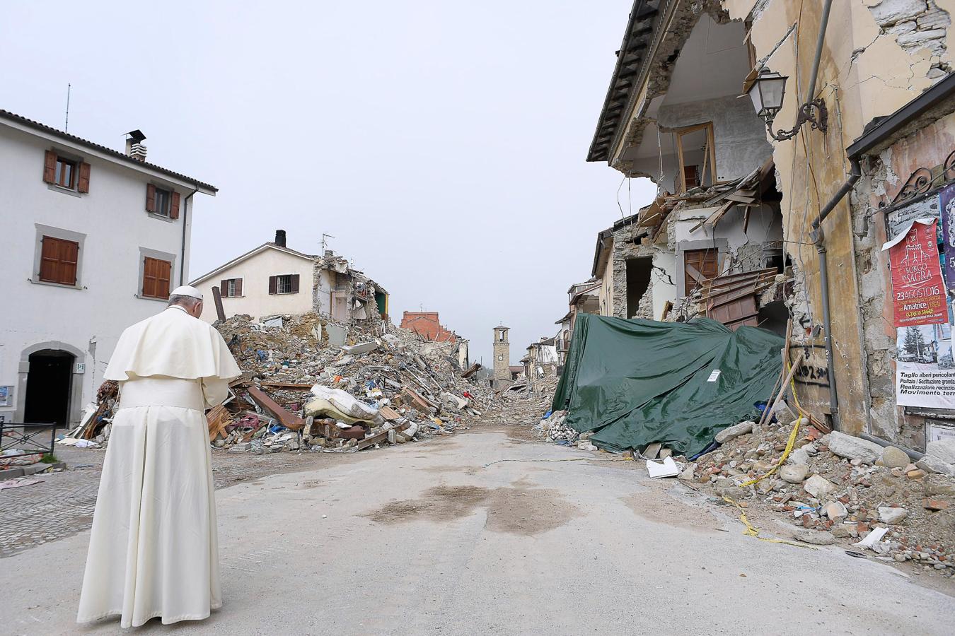 En imágenes: La visita sorpresa del Papa Francisco a Amatrice