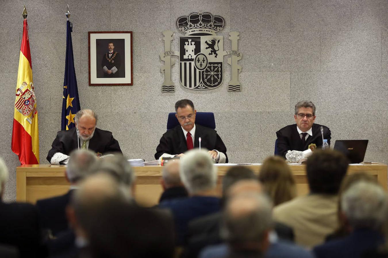 El presidente del tribunal, Ángel Hurtado, junto a los magistrados José Ricardo de Prada y Julio de Diego, durante el primer macrojuicio de la trama Gürtel. 