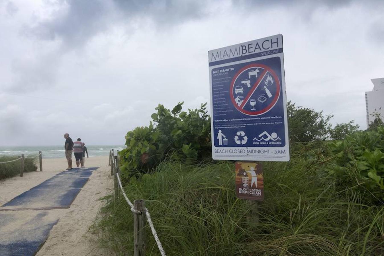 El sureste de Florida amaneció hoy lluvioso y con cielos cubiertos, las primeras señales del huracán Matthew que se dirige desde Bahamas hacia la costa floridana con vientos que pueden llegar hasta las 150 millas por hora (241 km/h), marejada e intensas lluvias.. 