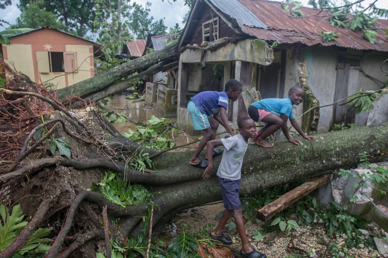 specto de una vivienda afectada por los fuertes vientos y la lluvia hoy, miércoles 5 de octubre de 2016, un día después del paso del huracán Matthew en Lakil de Léogâne (Haití). El huracán Matthew tocó tierra ayer en Haití dejando a su paso al menos nueve muertos, miles de desplazados