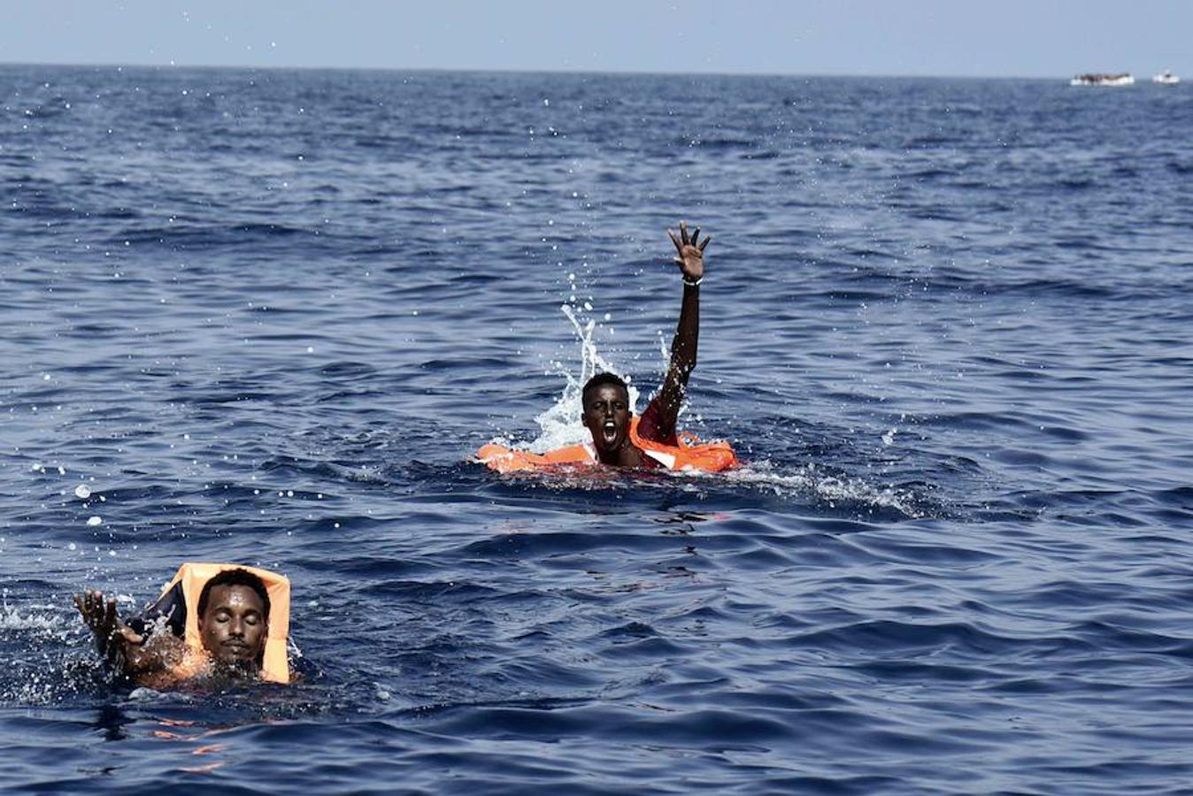 Los dos extranjeros de la imagen fueron rescatados del agua por la ONG Proactiva Open Arms