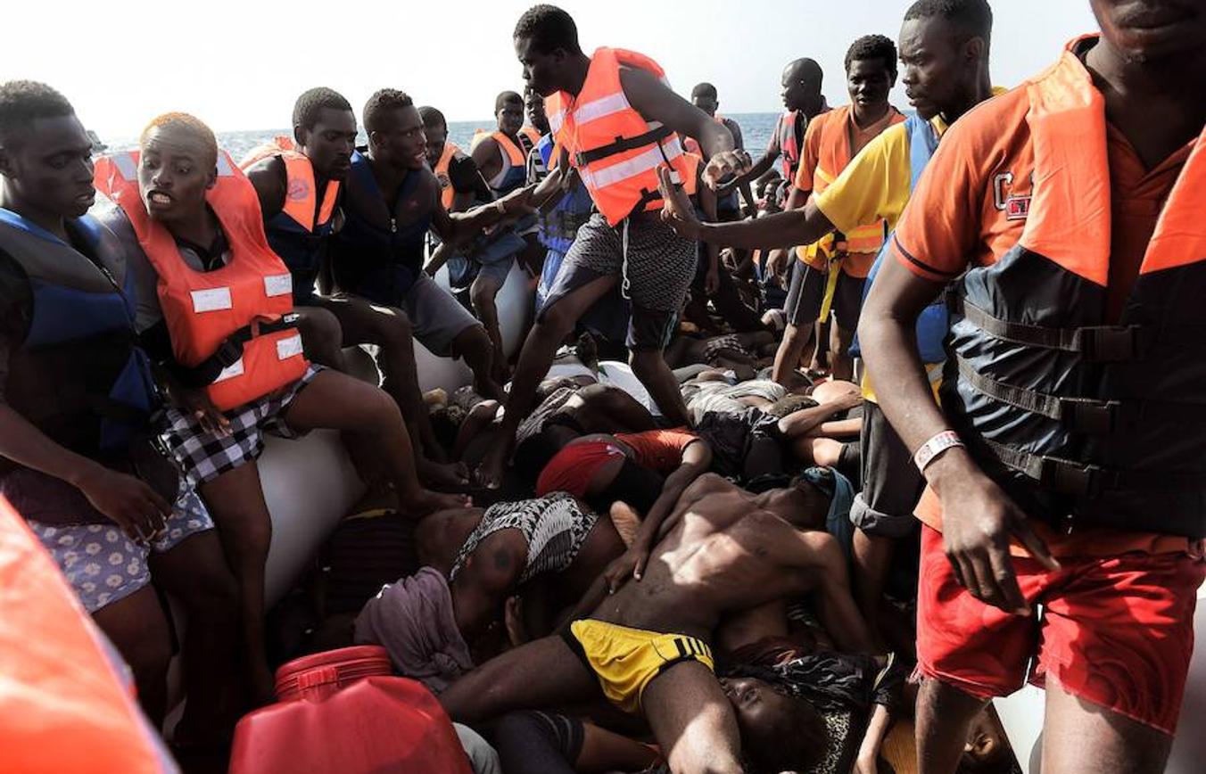 Unas cincuenta cadáveres fueron recuperados de una barcaza que intentaba alcanzar las costas italianas