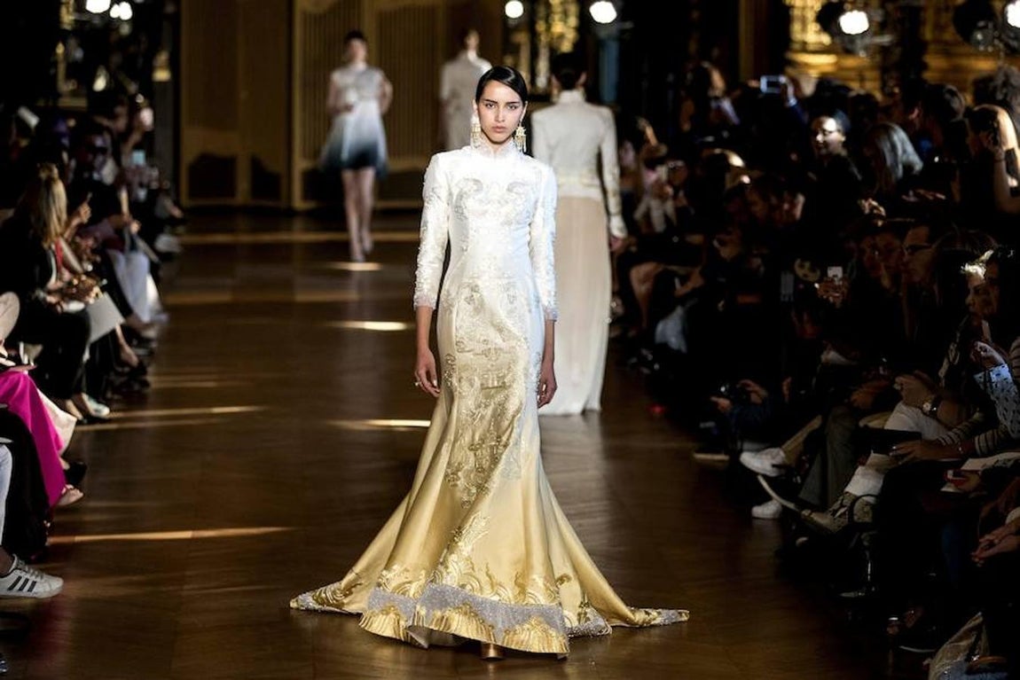 Una modelo presenta la colección primavera-verano 2017 de Xiong Ying para Heaven Gaia. 