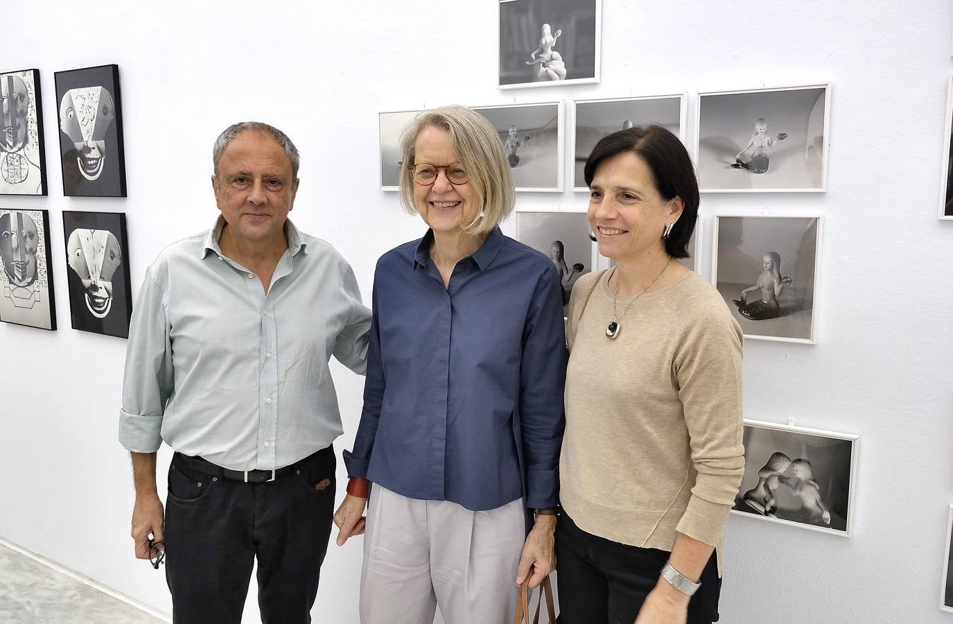 Los galeristas Rafael Ortiz y Rosalía Benítez y, en el centro, la artista Dorothe Von Elbe