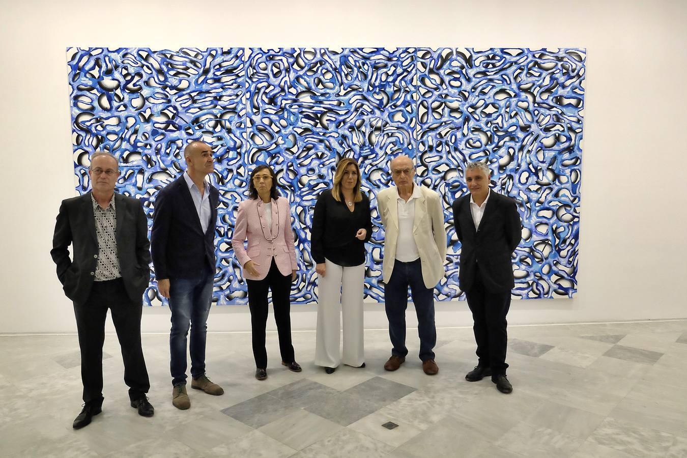 Santiago Olmo, director del CGAC de Santiago de Compostela; Antonio Muñoz, concejal delegado de Cultura; la consejera de Cultura, Rosa Aguilar, el pintor Luis Gordillo y el director del CAAC, Juan Antonio Álvarez Reyes