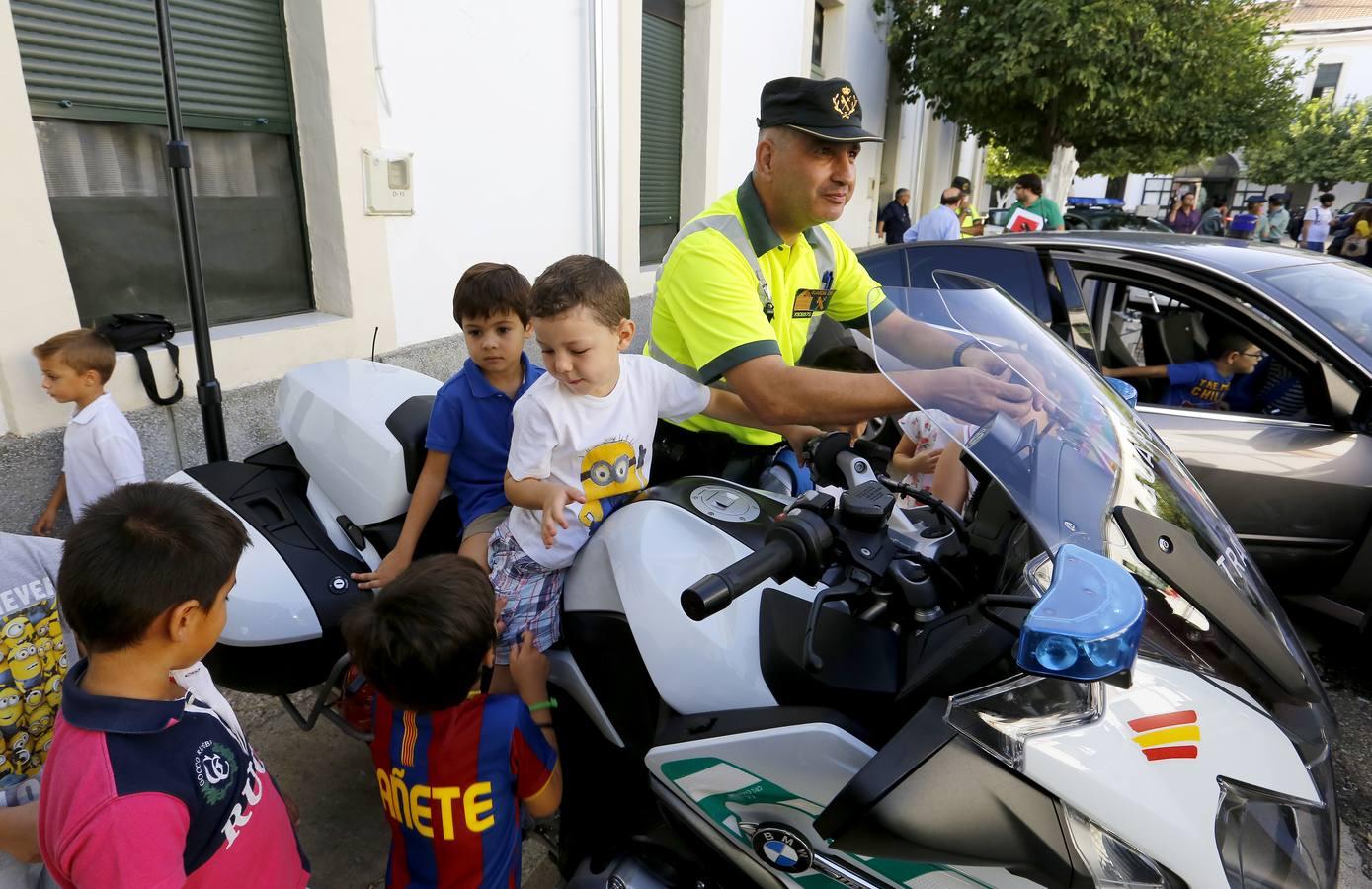 En imágenes, una jornada de encuentro entre alumnos y la Guardia Civil