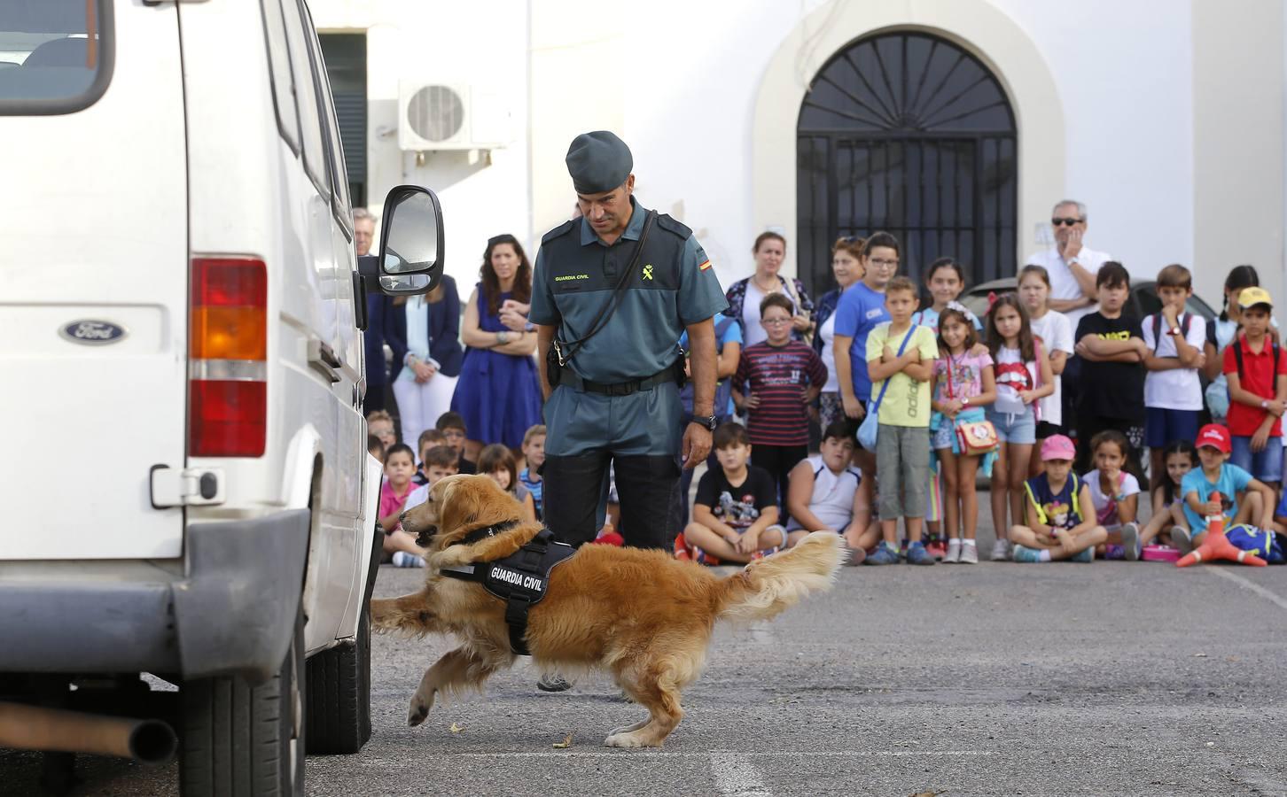 En imágenes, una jornada de encuentro entre alumnos y la Guardia Civil