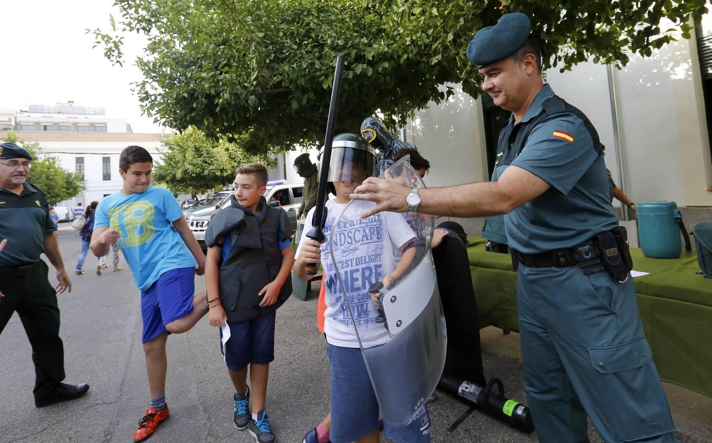 En imágenes, una jornada de encuentro entre alumnos y la Guardia Civil