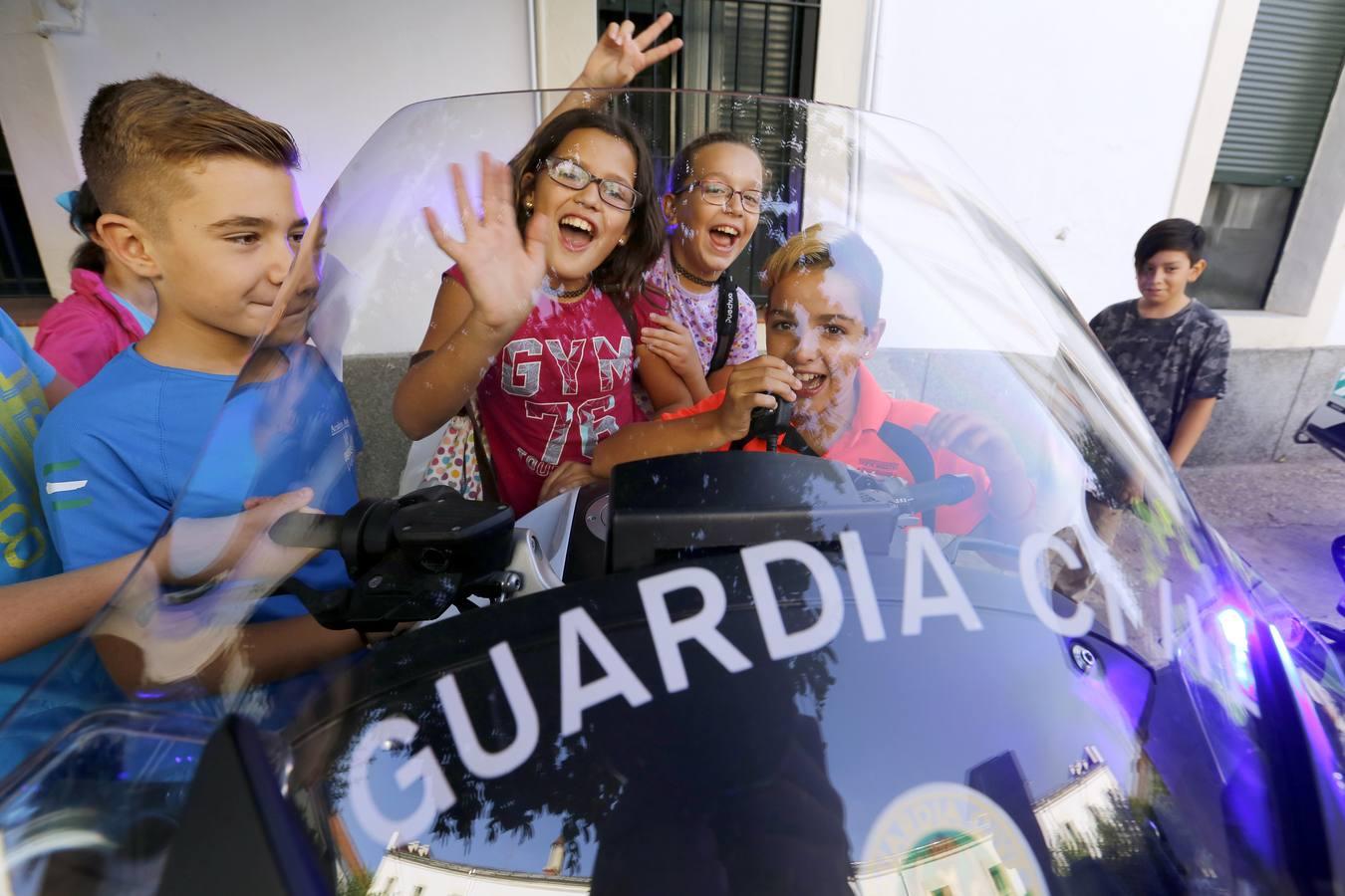 En imágenes, una jornada de encuentro entre alumnos y la Guardia Civil