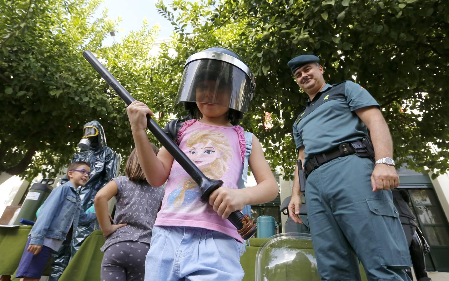 En imágenes, una jornada de encuentro entre alumnos y la Guardia Civil