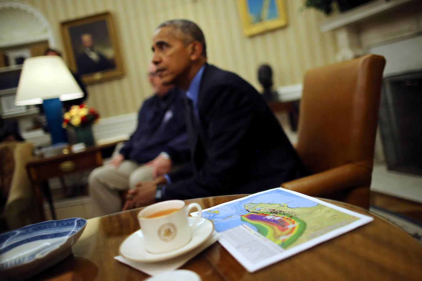 Obama junto a un mapa con la trayectoria del huracán en el Despacho Oval