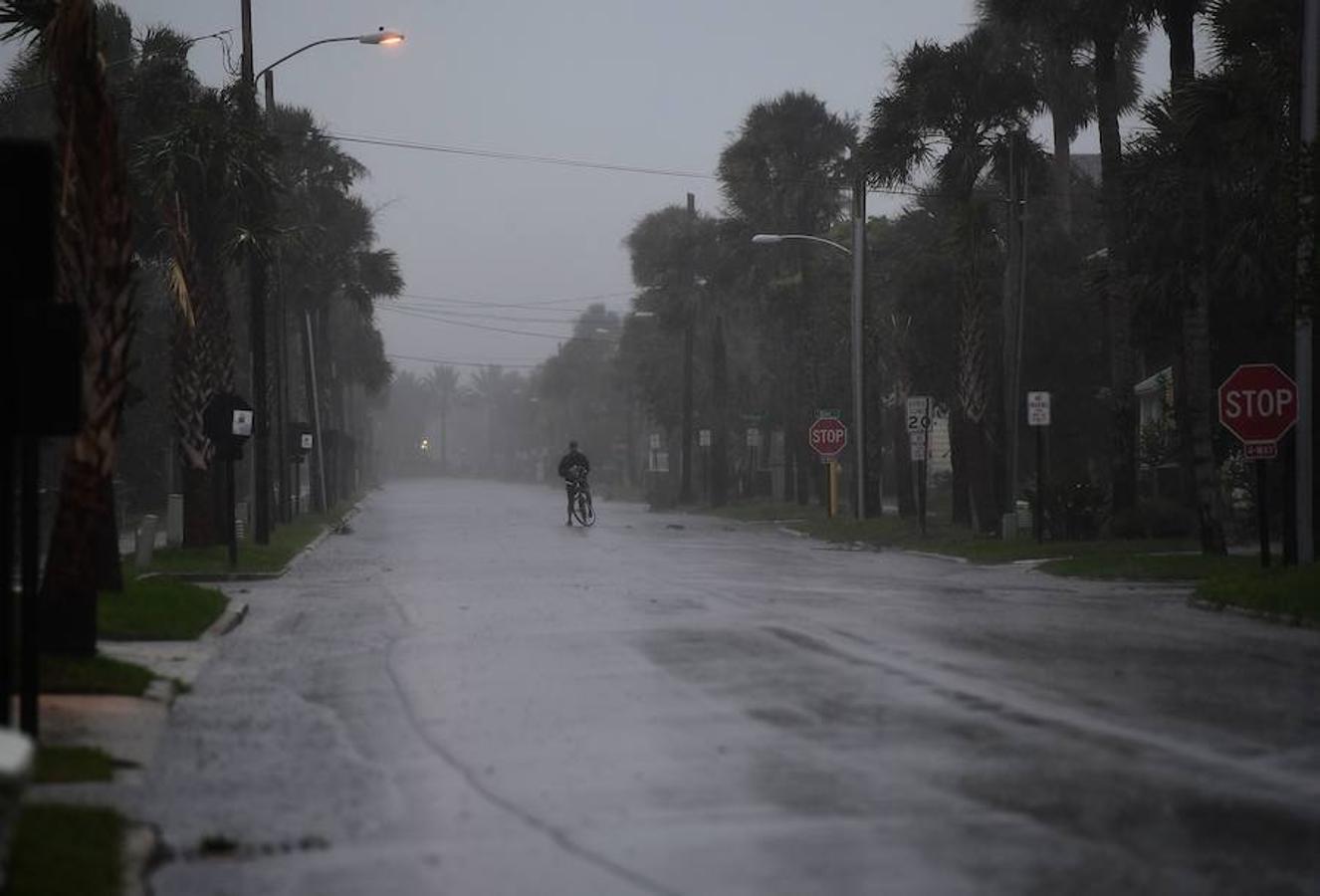 El solitario paseo en bicicleta de un habitante de Atlantic Beach (Florida) 