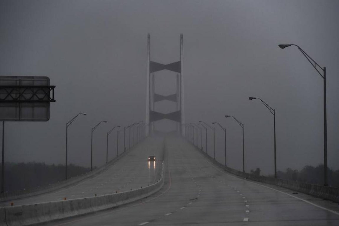 Un coche de Policía patrulla cerca de Atlantic Beach mientras el huracán se aproxima a la zona. 