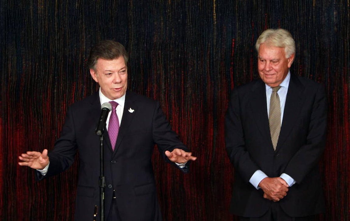 Juan Manuel Santos, Premio Nobel de la Paz 2016, en imágenes. La vinculación de Santos con España es muy intensa. Aquí con el expresidente del Gobierno Felipe González a quien denominó como «amigo de Colombia» y concedió la doble nacionalidad