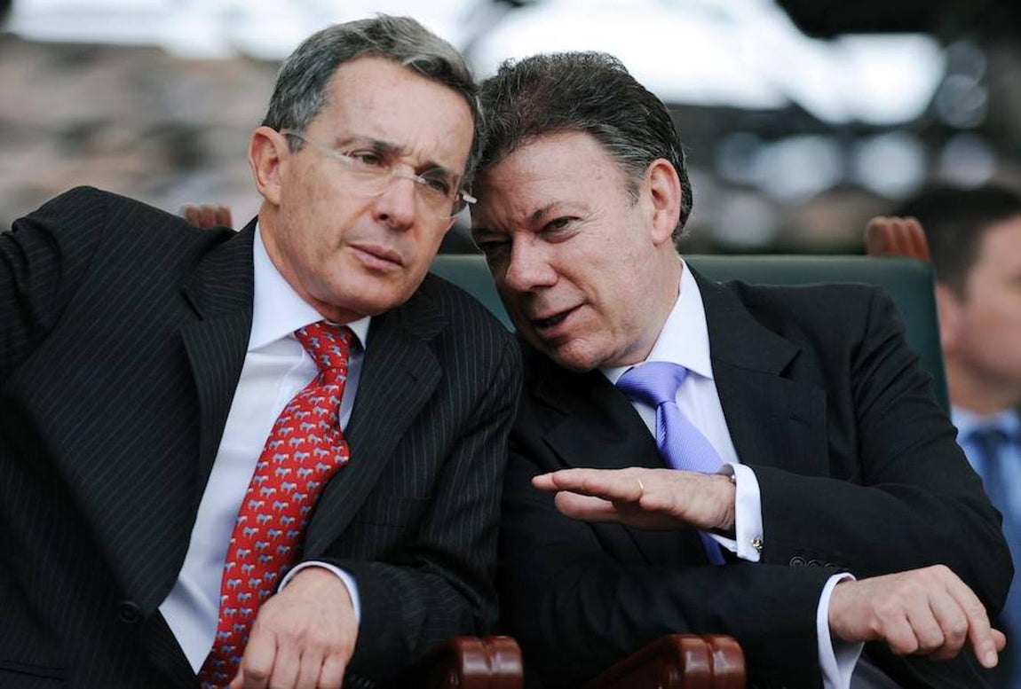 Juan Manuel Santos, Premio Nobel de la Paz 2016, en imágenes. El dirigente colombiano ejerció como ministro de Defensa de Álvaro Uribe (2002-2010) entre julio 2006 y mayo de 2009, año en que fue designado su sucesor y candidato a la Presidencia de Colombia por el Partido de la «U»