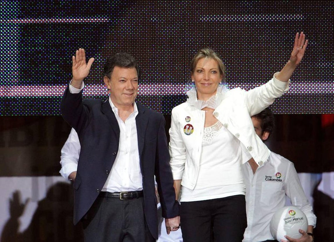 Juan Manuel Santos, Premio Nobel de la Paz 2016, en imágenes. El mandatario junto a su esposa Maria Clemencia Rodriguez tras ser elegido el 20 de junio de 2010