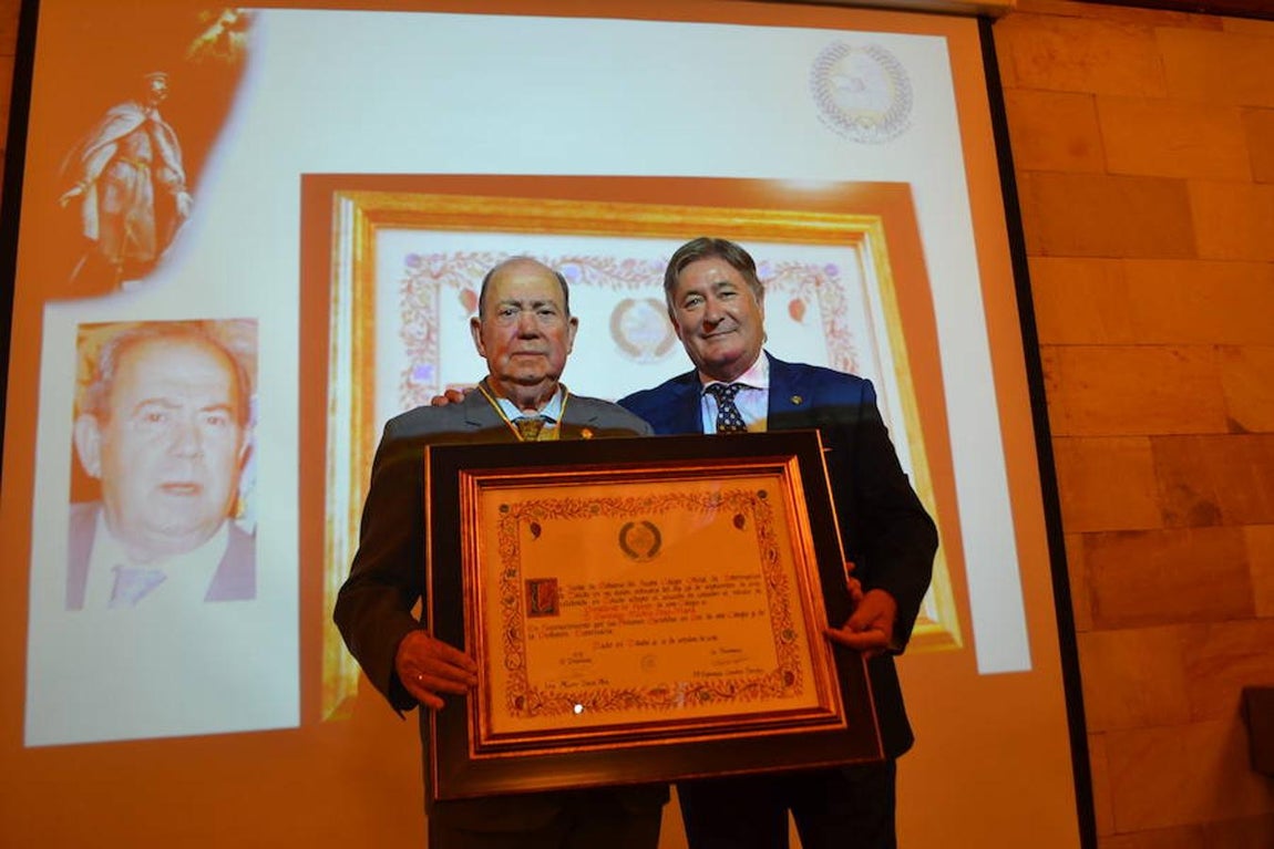 Presidente honorífico del colegio Santiago Medina. 