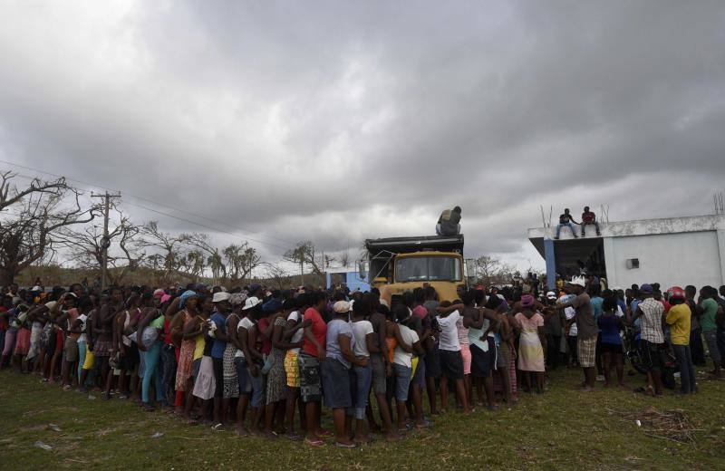 La gente hace cola para la comida y la ropa se distribuye en un refugio en Port-Salut, al suroeste de Puerto Príncipe. 