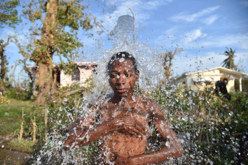Un hombre joven se da un baño en Houk, una zona rural de Les Cayes