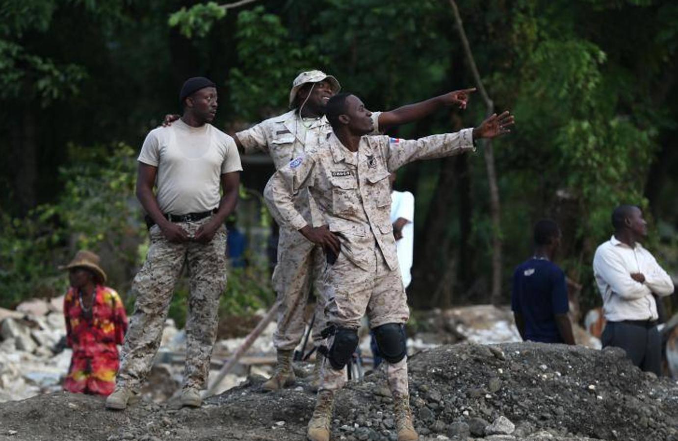 Policías haitianos vigilan en el río La Digue afectado tras el paso del huracán Matthew