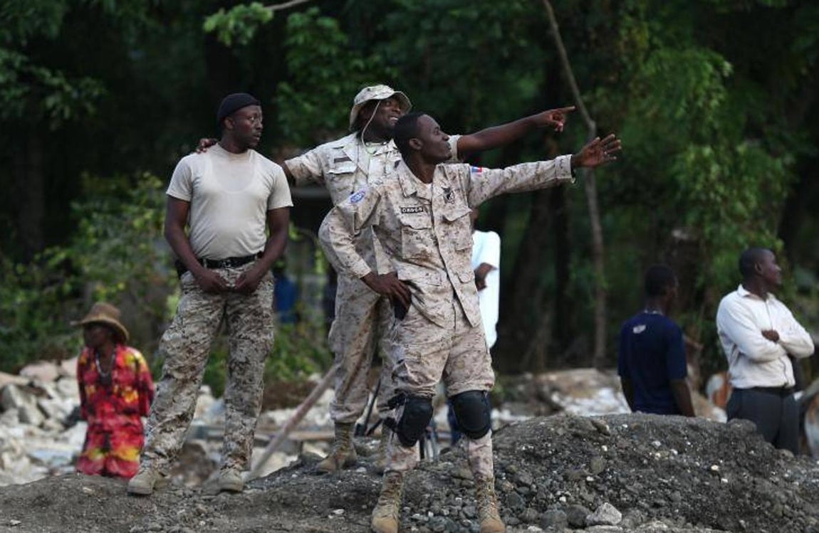 Policías haitianos vigilan en el río La Digue afectado tras el paso del huracán Matthew. 