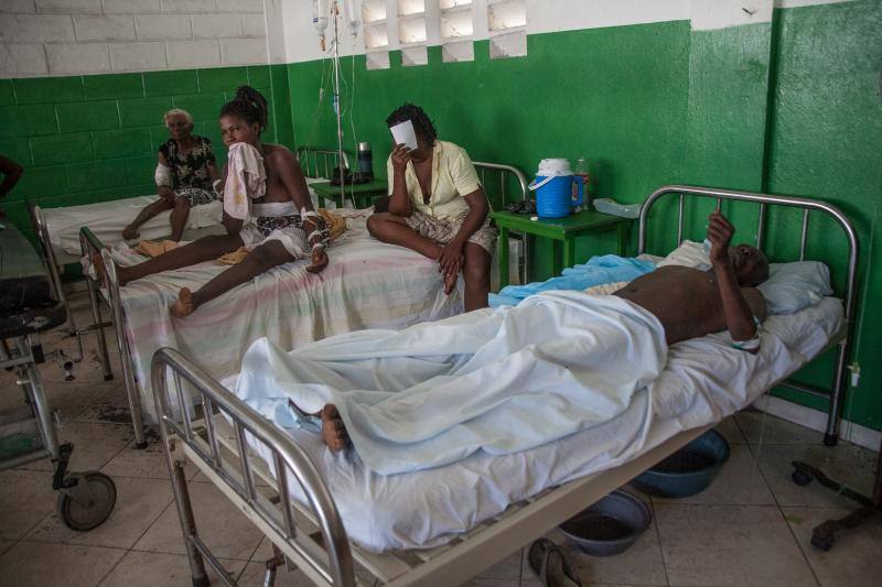 Un grupo de personas permanece en un hospital general tras el paso del huracán Matthew. 