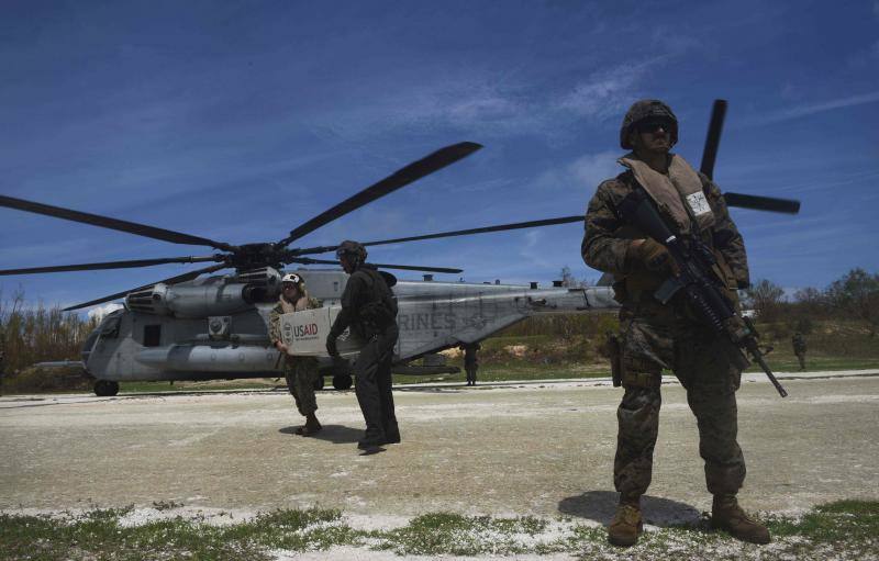 El Cuerpo de Marines de EE.UU. colabora con las fuerzas locales para distribuir suministros. 