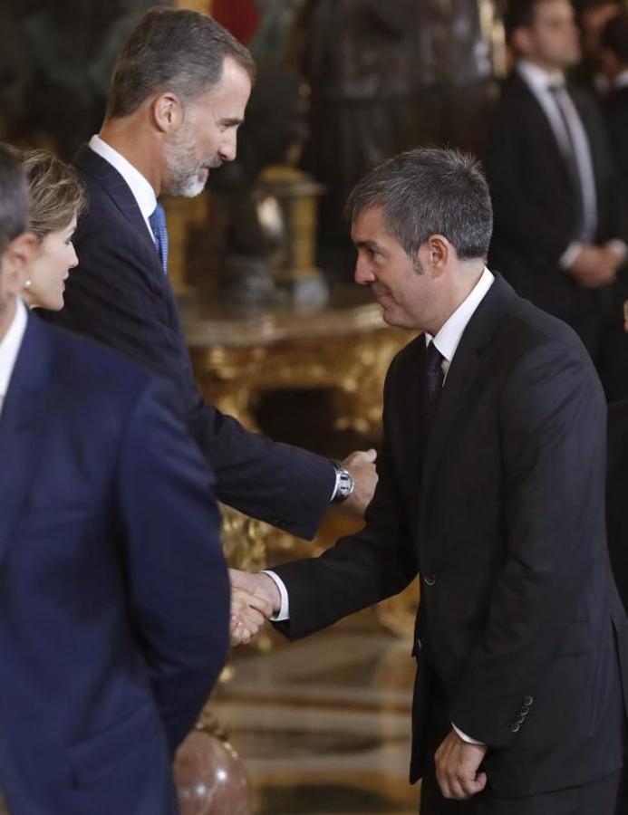 Los Reyes saludan al presidente de Canarias, Fernando Clavijo, a su llegada a la tradicional recepción