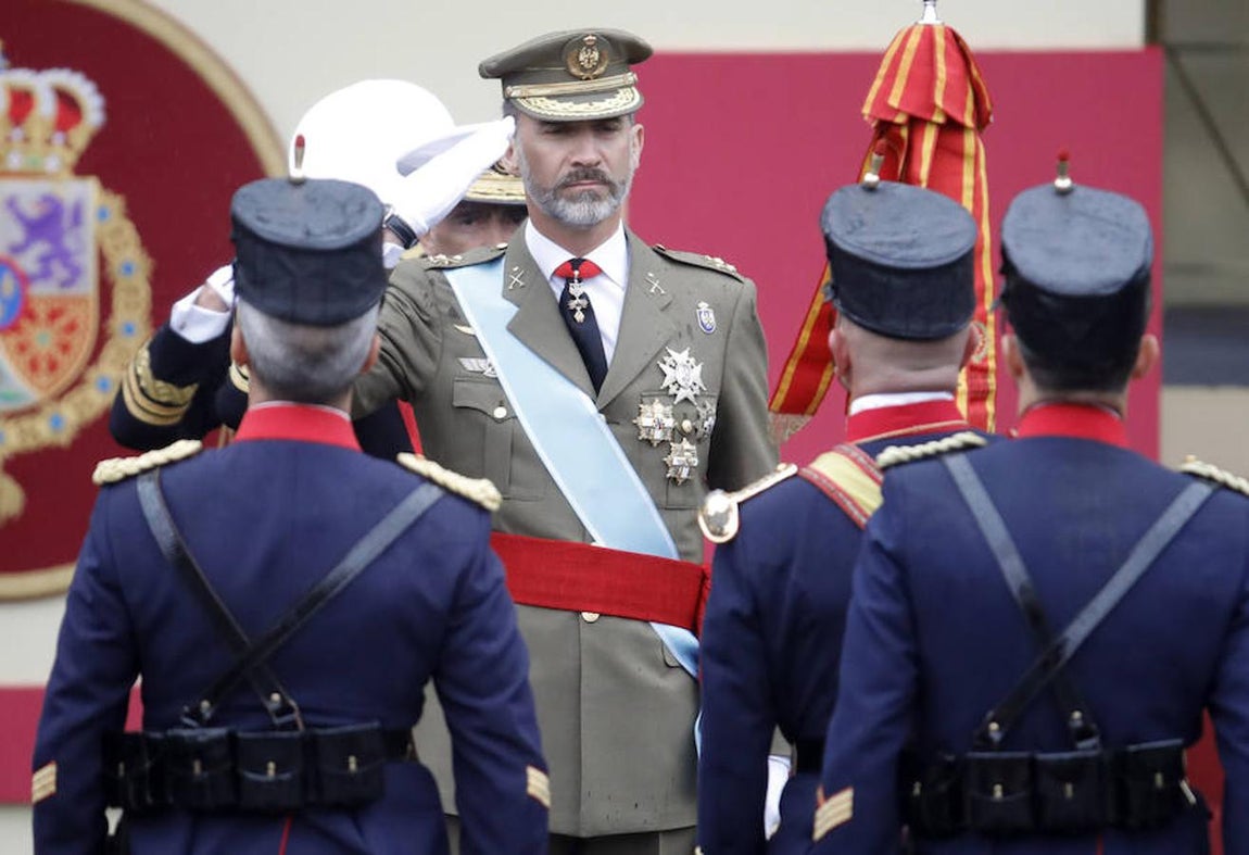 El Rey saluda a su llegada al acto central del Día de la Fiesta Nacional. 