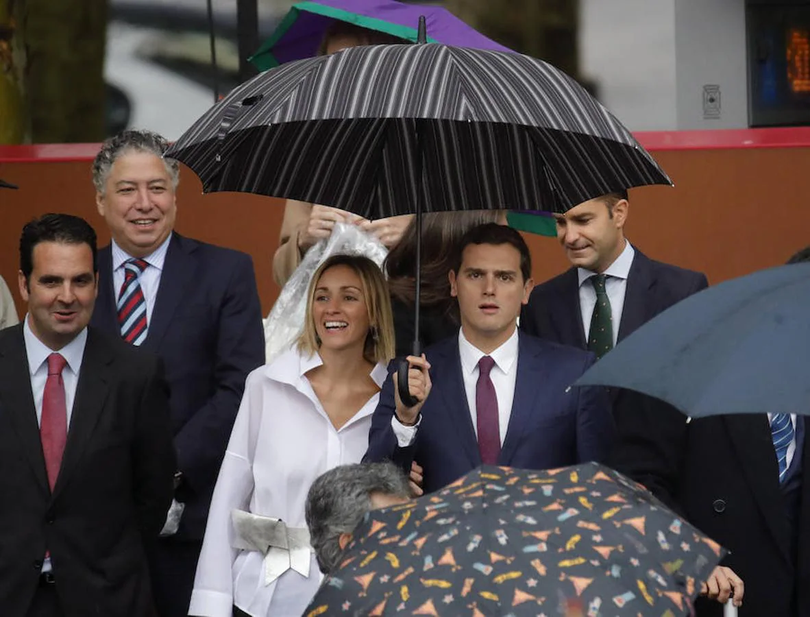 El presidente de Ciudadanos Albert Rivera (c) y su novia, Beatriz Tajuelo, momentos antes del desfile