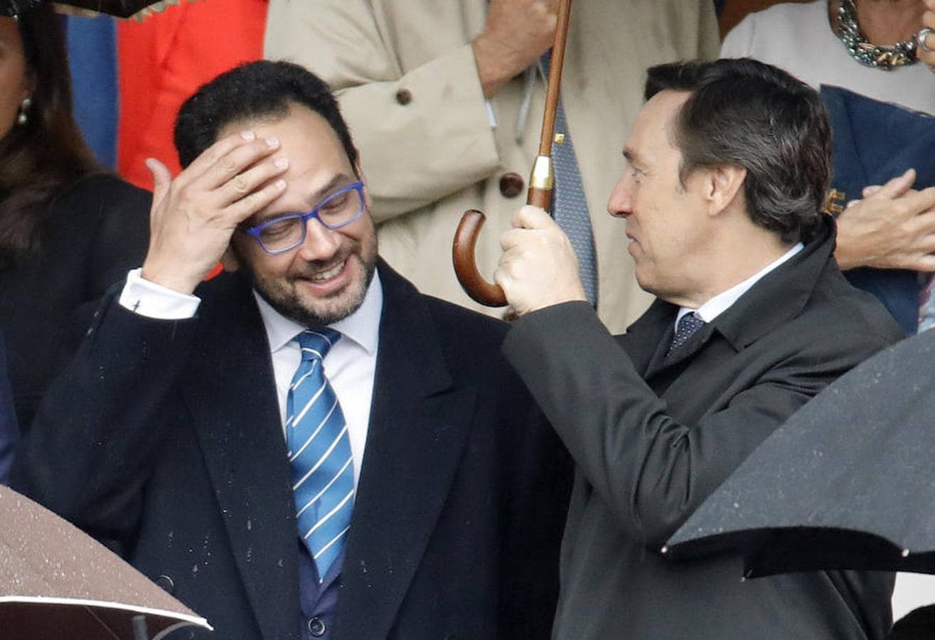 Los portavoces parlamentarios del PSOE, Antonio Hernando; y del PP, Rafael Hernando, comparten paraguas. 