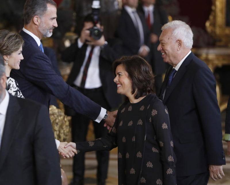 Los Reyes saludan a la vicepresidenta del Gobierno en funciones, Soraya Sáenz de Santamaría, y el ministro de Exteriores José Manuel García-Margallo