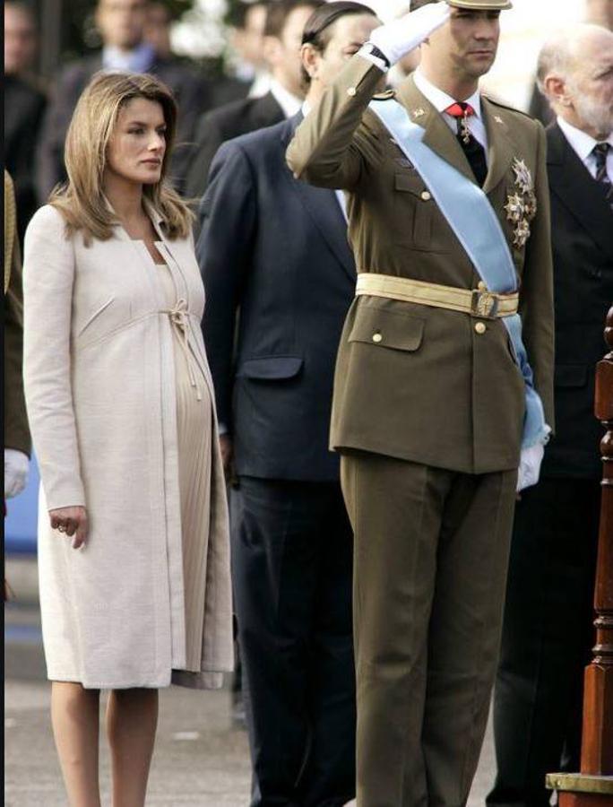 En 2005, embarazada de Doña Leonor, la Reina escogió un vestido de corte premamá color hueso con abrigo a juego. Dio a luz dos semanas después.. 