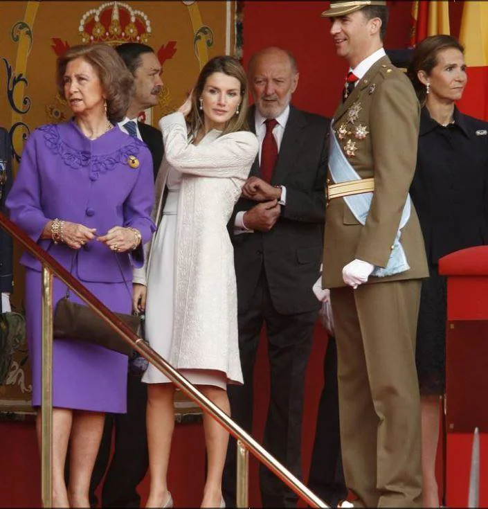 En 2008 la Reina optó una vez más por el color huso, con peeptoes plateados y abrigo a juego