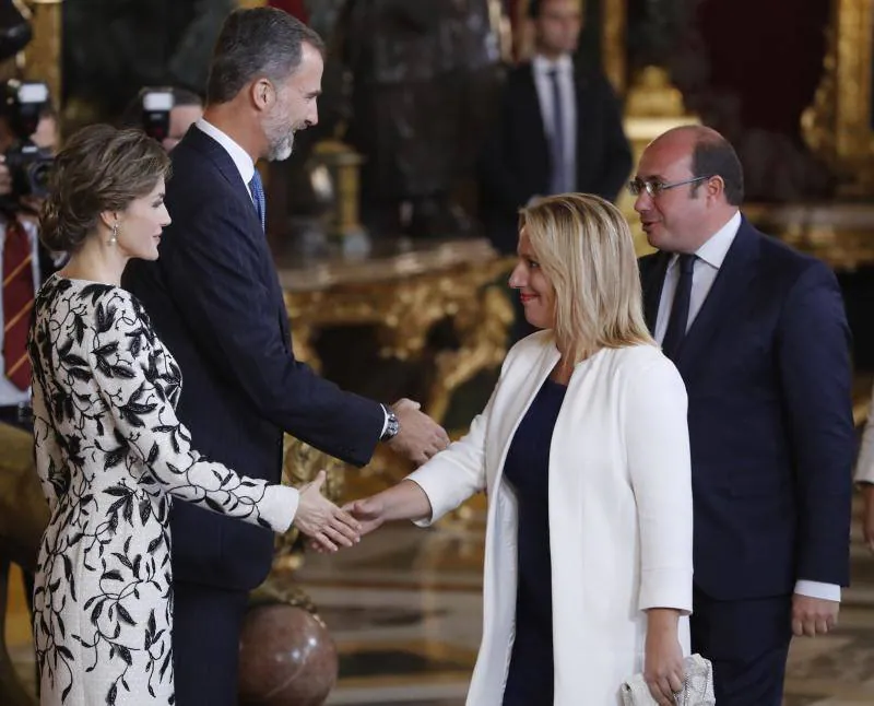 Los Reyes saludan al presidente murciano, Pedro Antonio Sánchez (d), durante la tradicional recepción ofrecida hoy en el Palacio Real con motivo del Día de la Fiesta Nacional.