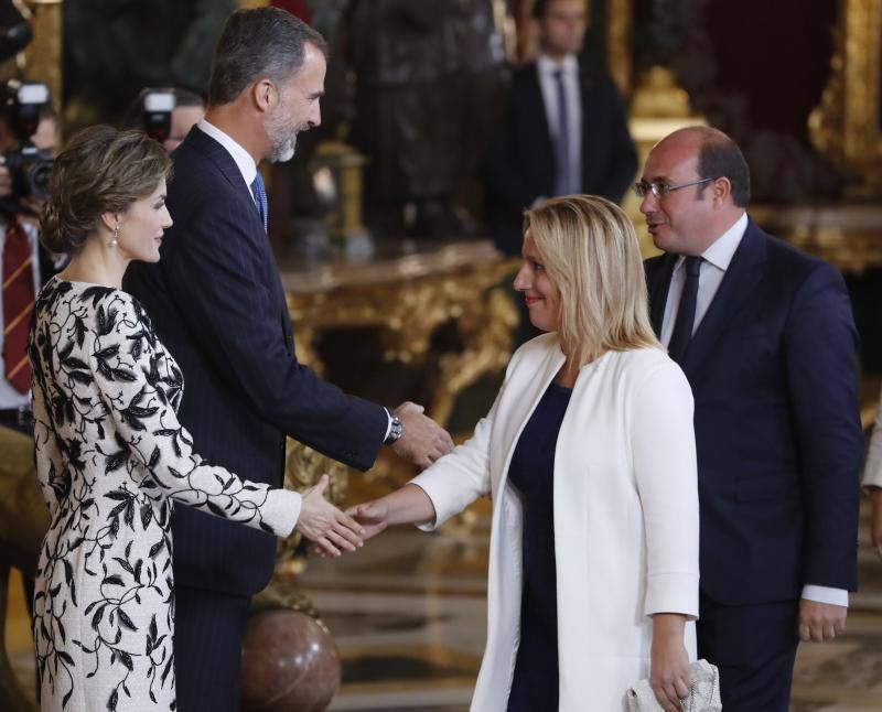 Los Reyes saludan al presidente murciano, Pedro Antonio Sánchez (d), durante la tradicional recepción ofrecida hoy en el Palacio Real con motivo del Día de la Fiesta Nacional.. 