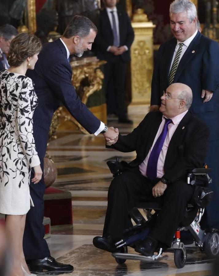 Los Reyes saludan al presidente y al vicepresidente de la Asociación de Víctimas de la Talidomida (AVITE), José Riquelme y Rafael Basterrechea, durante la tradicional recepción ofrecida hoy en el Palacio Real con motivo del Día de la Fiesta Nacional. 